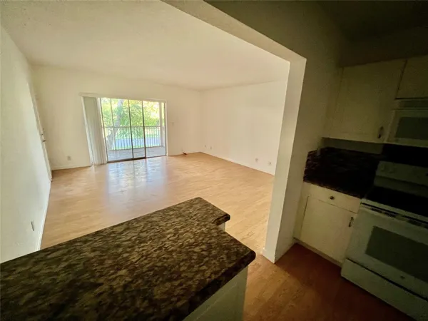 $2,000 | 760 Southeast 2nd Avenue, Unit C202, Deerfield Beach, FL 33441