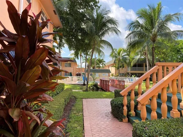 $2,000 | 760 Southeast 2nd Avenue, Unit C202, Deerfield Beach, FL 33441