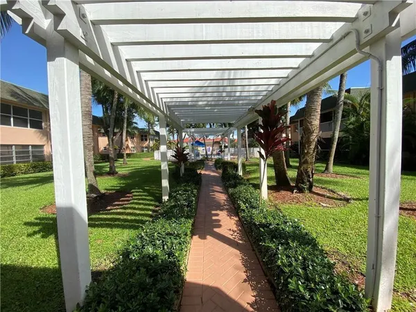 $2,000 | 760 Southeast 2nd Avenue, Unit C202, Deerfield Beach, FL 33441