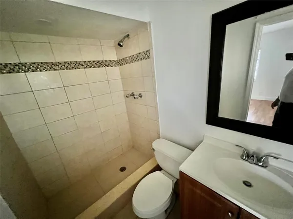 $2,000 | 760 Southeast 2nd Avenue, Unit C202, Deerfield Beach, FL 33441