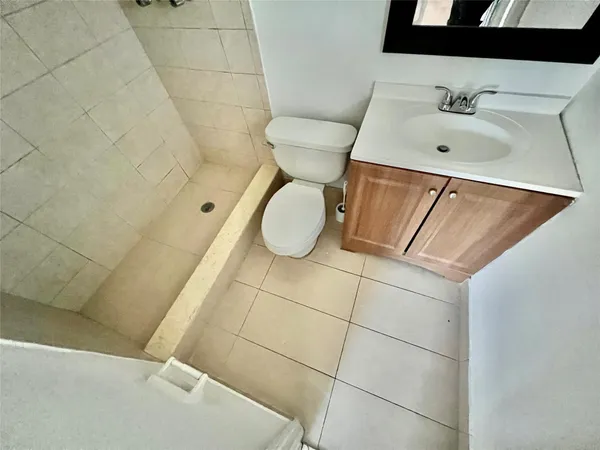 $2,000 | 760 Southeast 2nd Avenue, Unit C202, Deerfield Beach, FL 33441