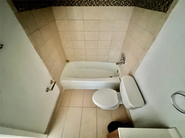 $2,000 | 760 Southeast 2nd Avenue, Unit C202, Deerfield Beach, FL 33441