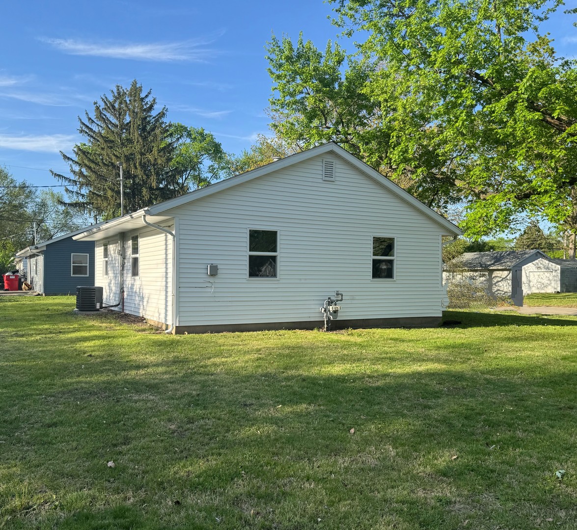 1320 Hedge Road Champaign, IL 61821 - Photo 6 of 35