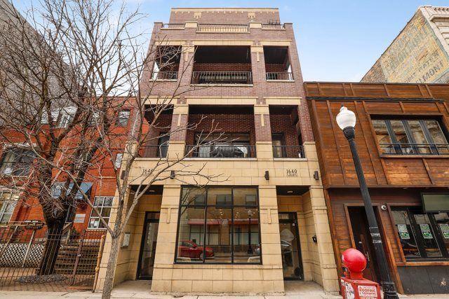 $562,000 | 1640 West Belmont Avenue, Unit 4, Chicago, IL 60657