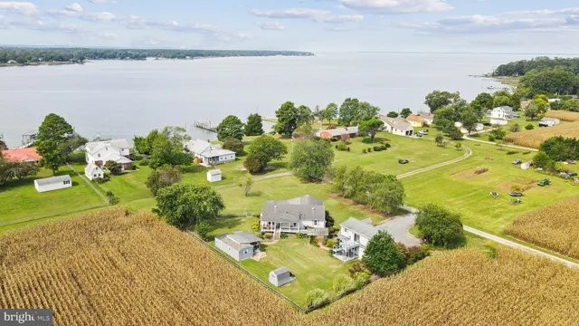 a picture of a book shelf