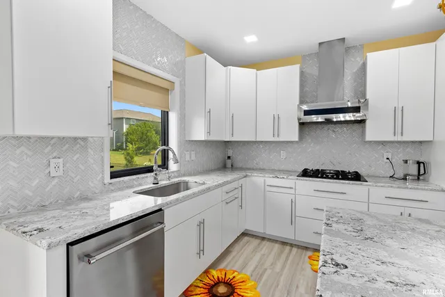 $575,000 | 2817 West Lake Trail Court, Dunlap, IL 61525