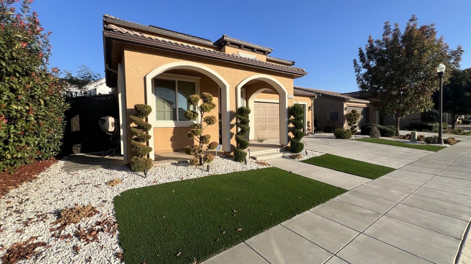 3525 Cordova Avenue Clovis, CA 93619 - Photo 3 of 35 a front view of a house with a yard