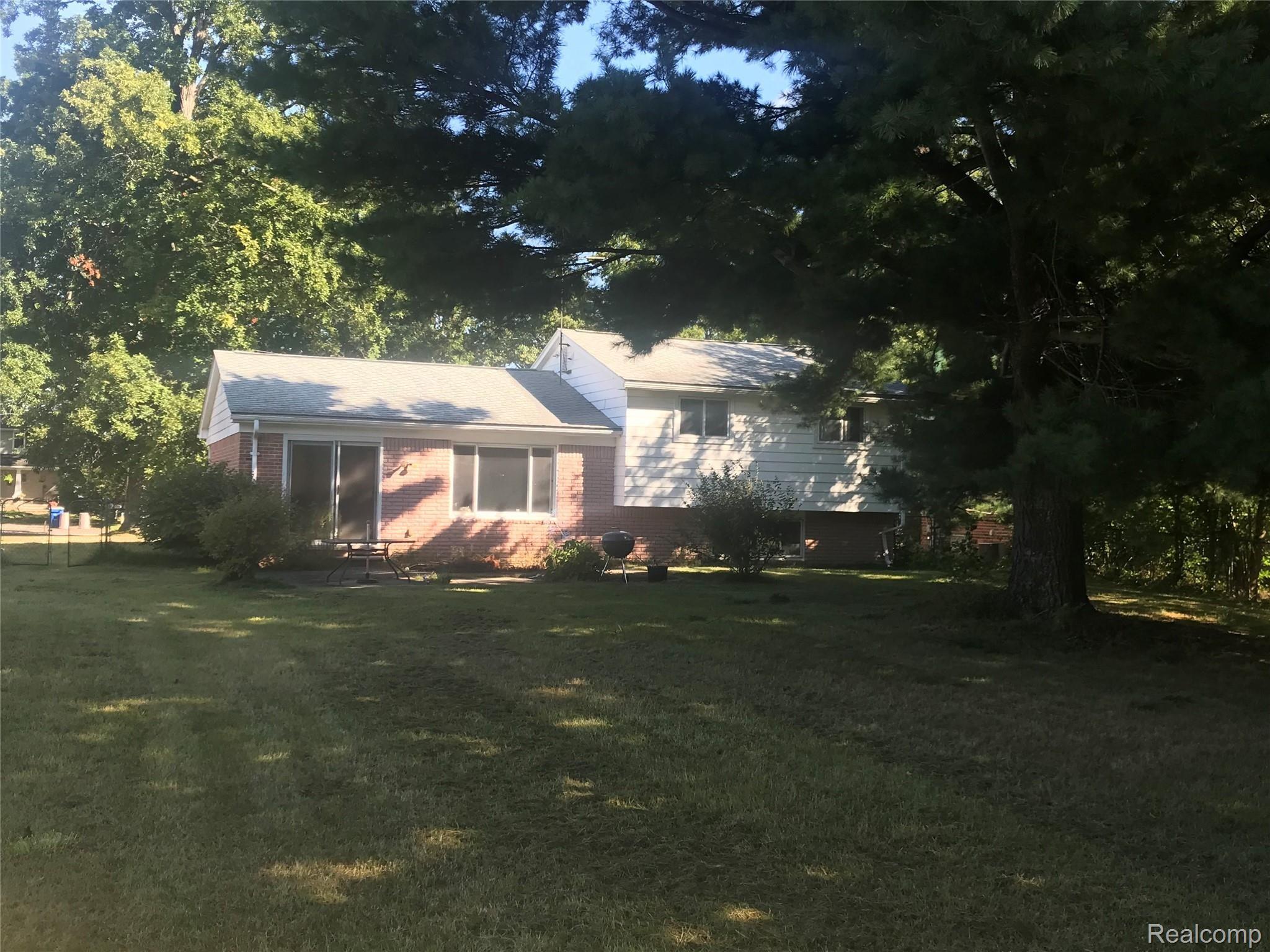 7015 Hatchery Road Waterford, MI 48327 - Photo 3 of 21 Back of home