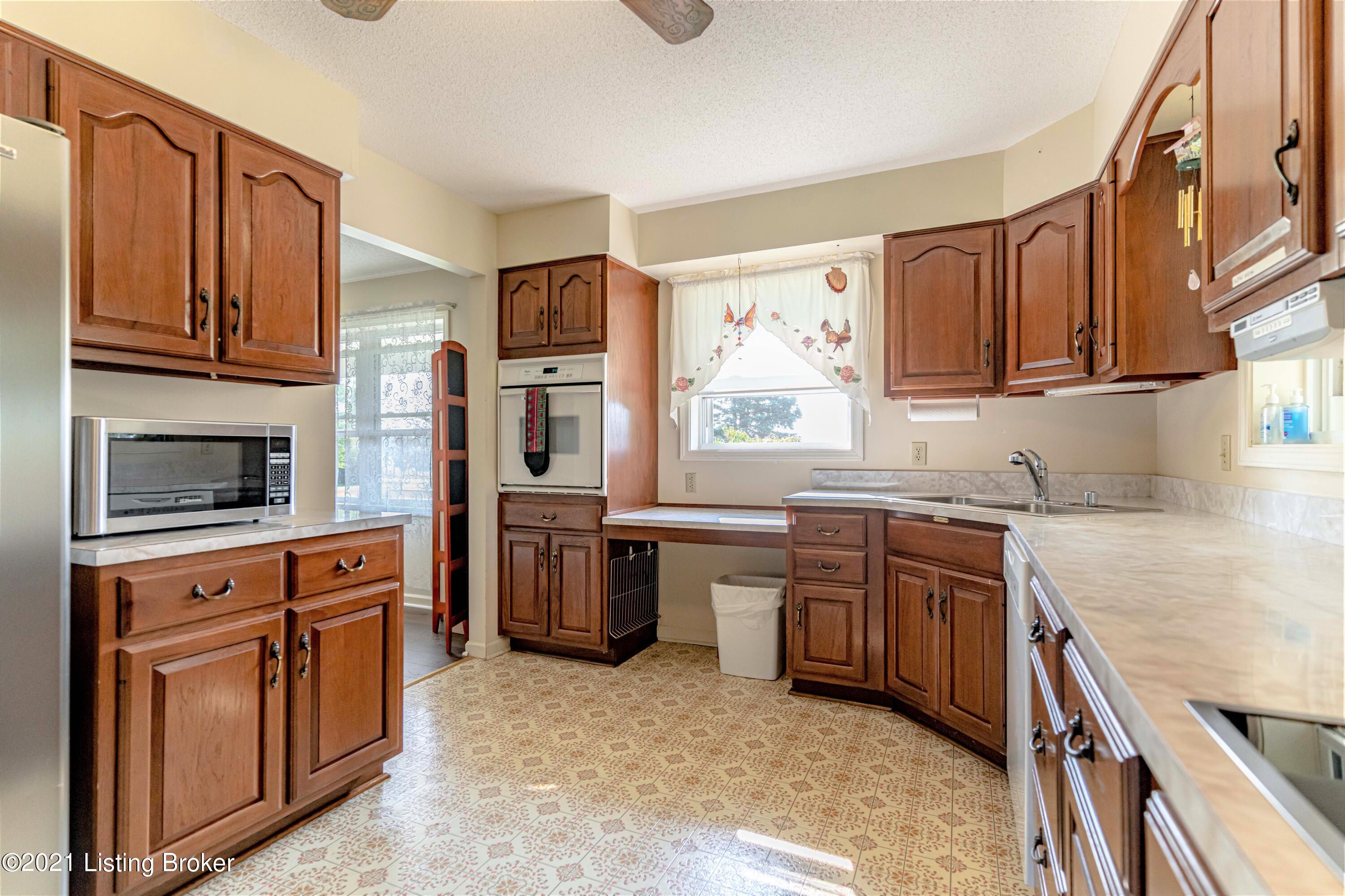 335 Sacree Road Shelbyville, KY 40065 - Photo 18 of 38 Kitchen