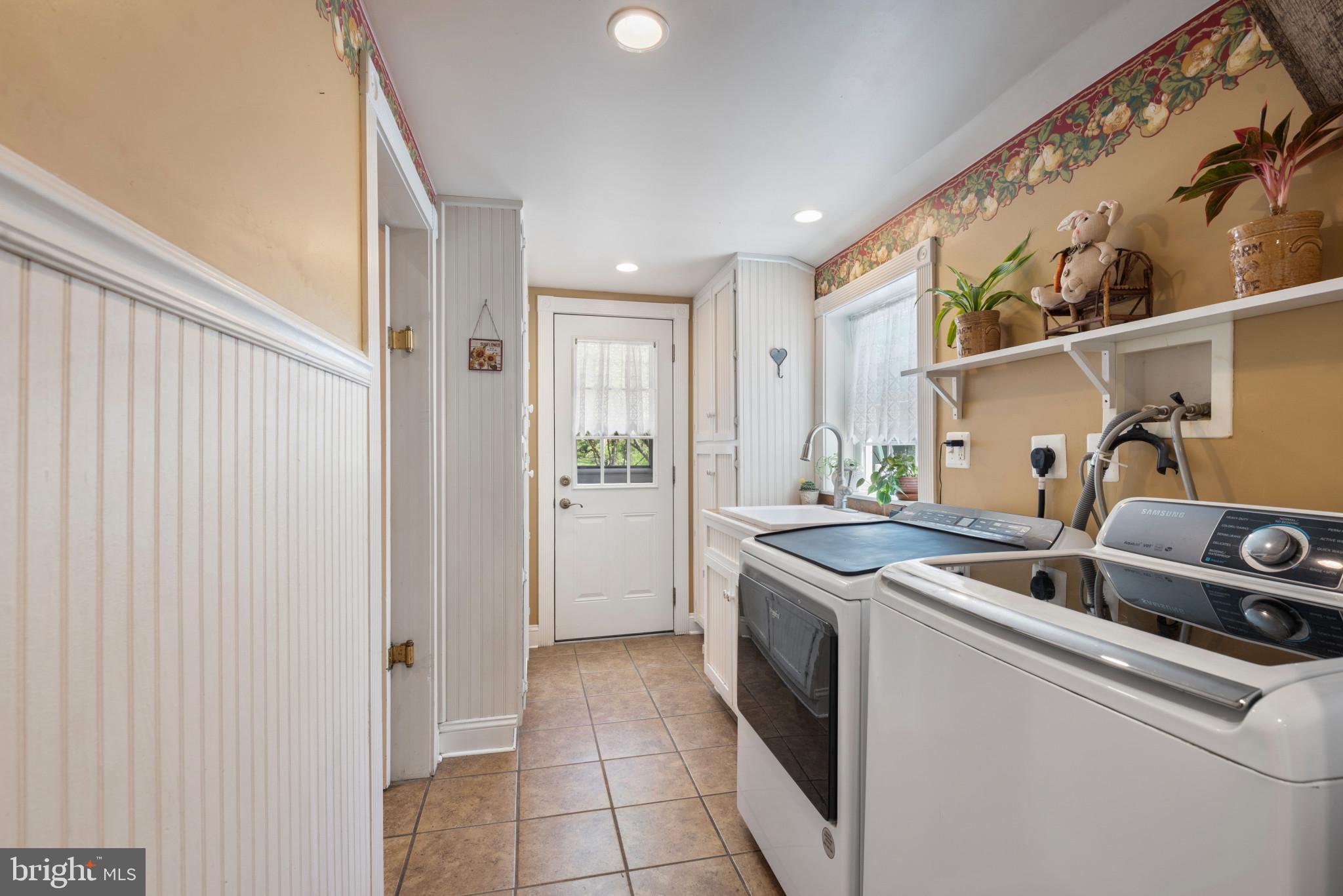 832 Muller Road Westminster, MD 21157 - Photo 20 of 39 a kitchen that has a sink and a stove