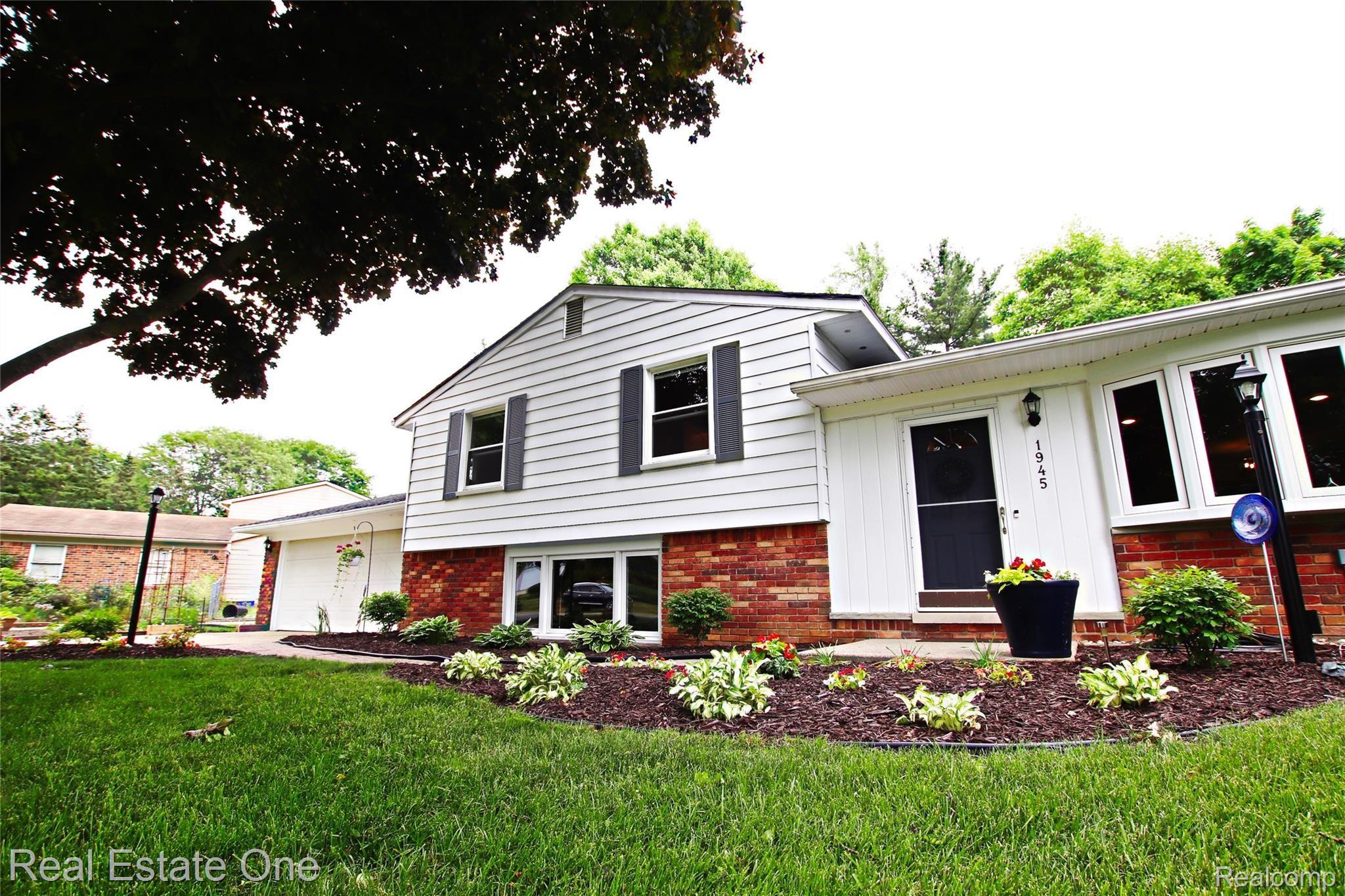 1945 Dawn Ridge Road Walled Lake, MI 48390 - Photo 2 of 46 IMG_2136.jpg