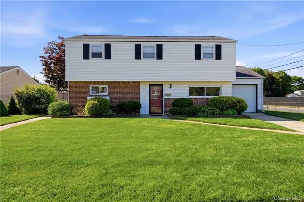 $679,000 | 802 Nebraska Avenue, Bay Shore, NY 11706