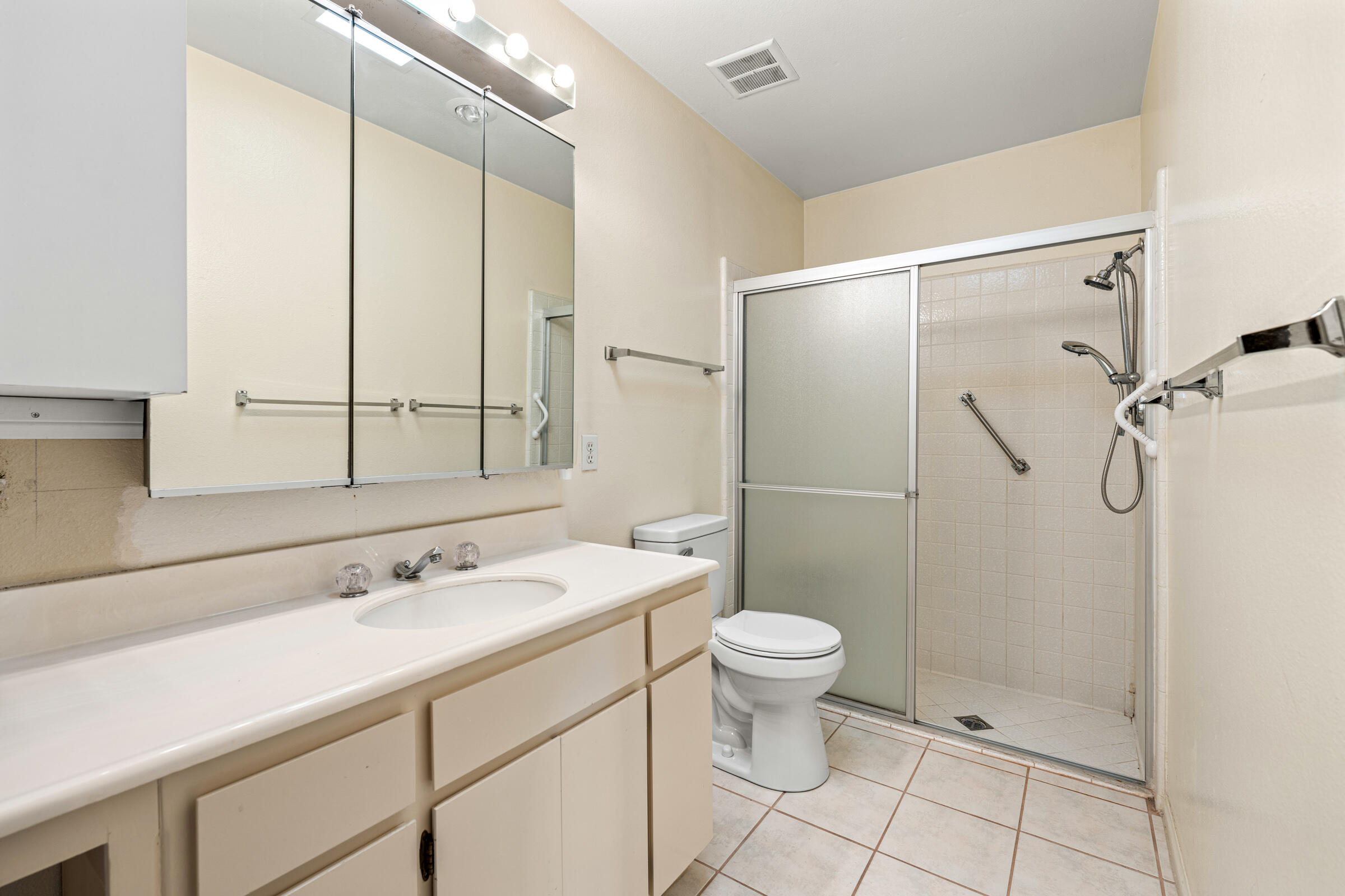 1111 East Ramon Road, Unit 99 Palm Springs, CA 92264 - Photo 21 of 35 primary bath
