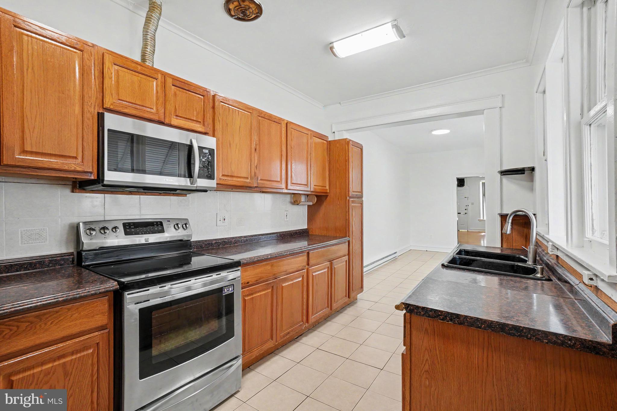 546 Locust Street Reading, PA 19604 - Photo 8 of 31