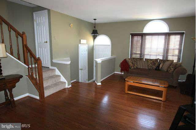 46850 Rabbitrun Terrace Sterling, VA 20164 - Photo 7 of 30 Living Room
