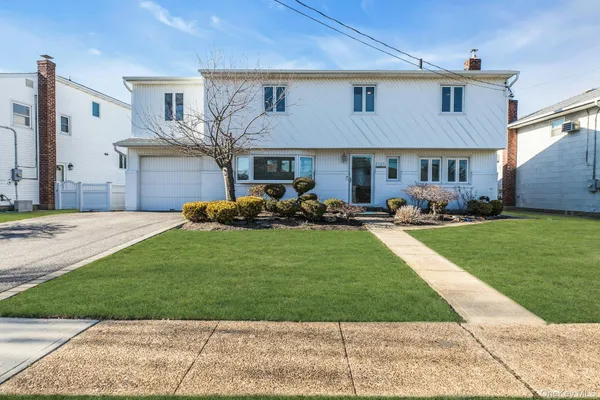 $899,000 | 2505 Walters Court, Bellmore, NY 11710