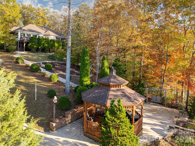 a view of a yard in front of house