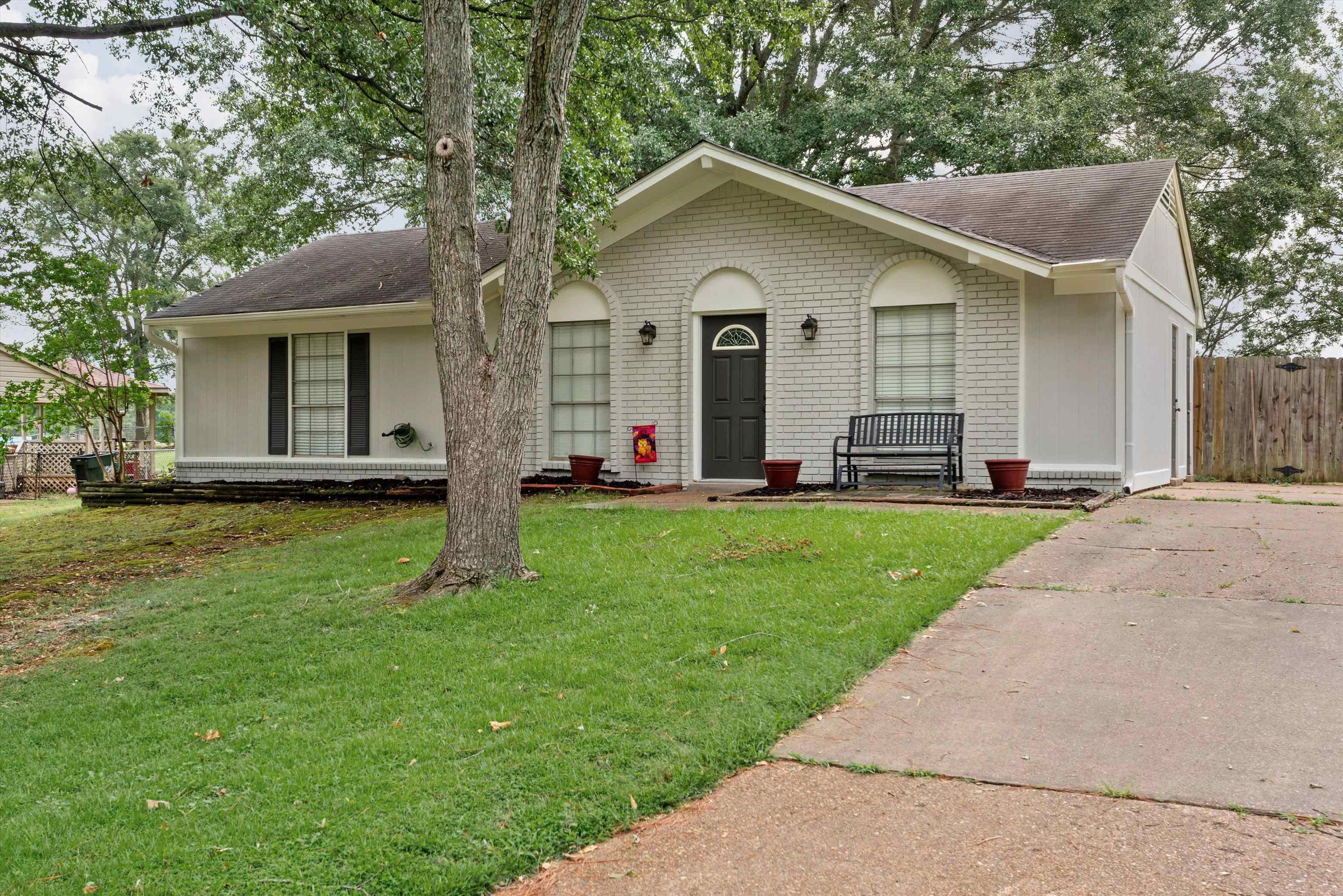 960 Greenview Road Collierville, TN 38017 - Photo 1 of 23 a front view of house with yard and green space