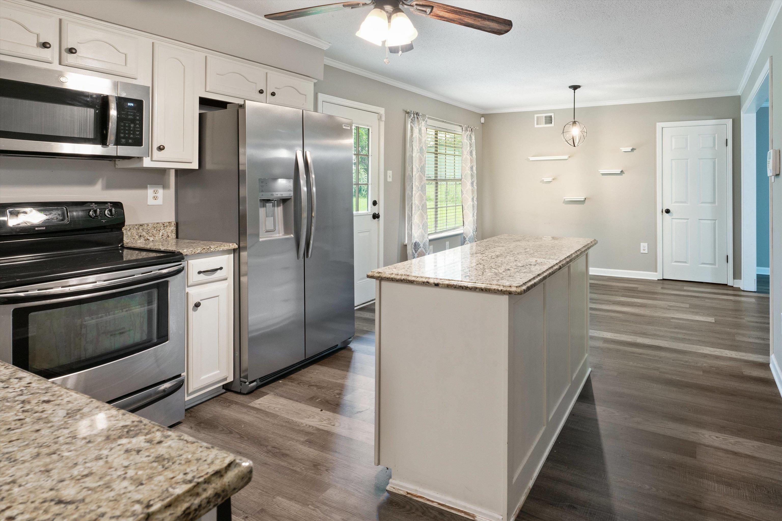 960 Greenview Road Collierville, TN 38017 - Photo 13 of 23 a kitchen with stainless steel appliances granite countertop a sink stove and refrigerator