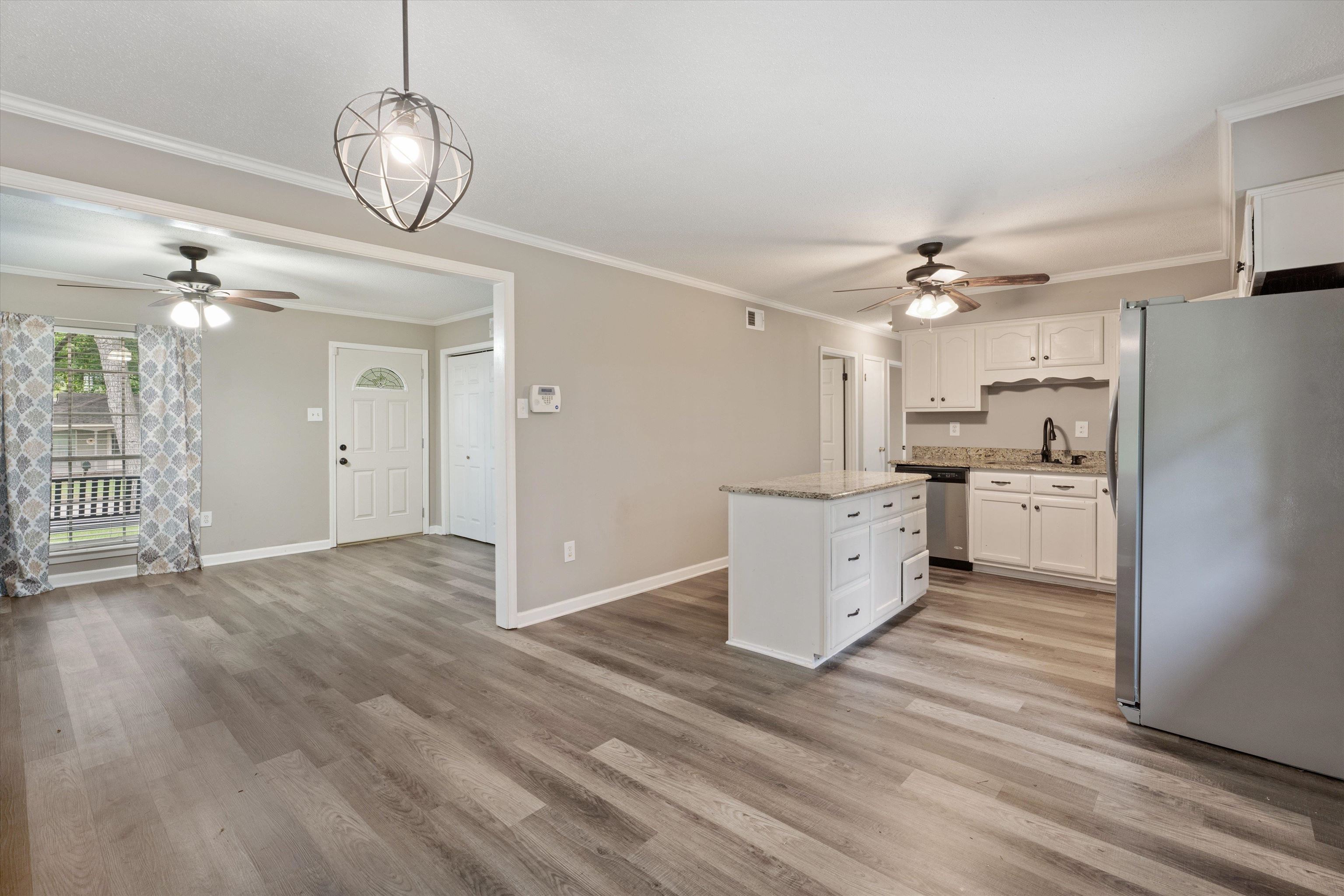 960 Greenview Road Collierville, TN 38017 - Photo 9 of 23 a view of a kitchen with electric appliances