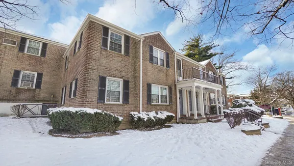 $329,000 | 224-08 Horace Harding Expressway, Unit LOWR | Oakland Gardens