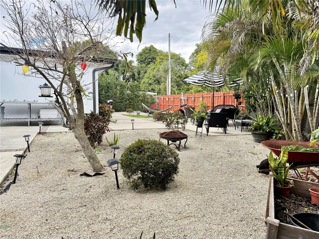 a view of a backyard