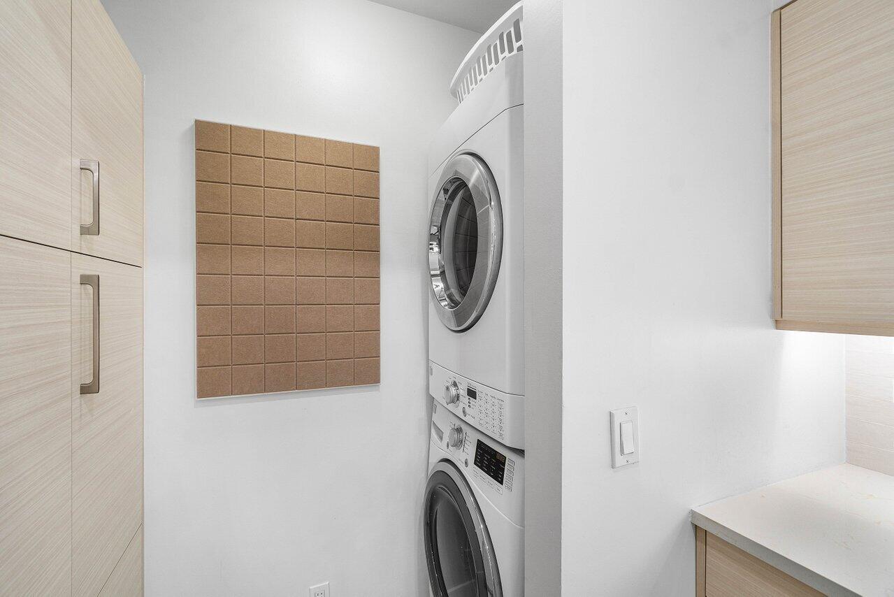 19173 Sabal Lake Drive, Unit 5155 Boca Raton, FL 33434 - Photo 14 of 33 a utility room with dryer and washer
