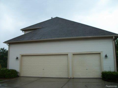 111 Oakbridge Drive Rochester, MI 48306 - Photo 18 of 19 100_7662.JPG