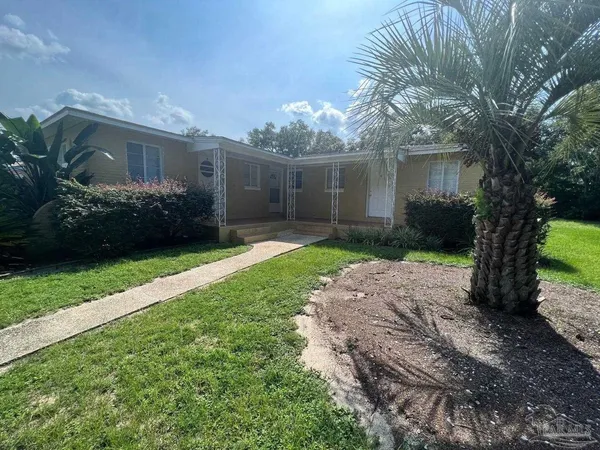 $900 | 205 Holmes Drive, Unit A, Pensacola, FL 32507