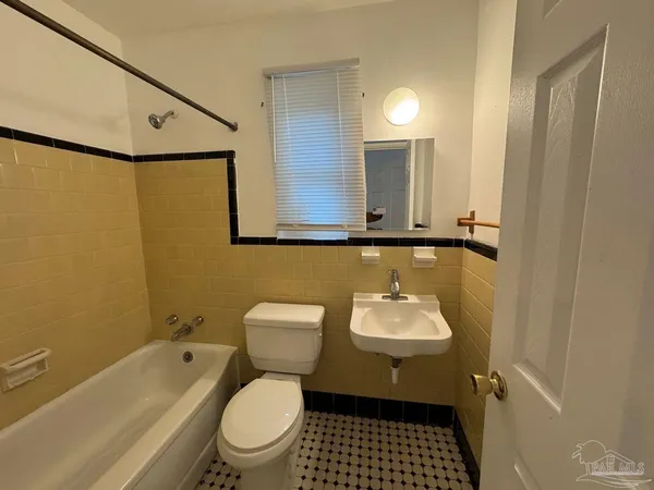 $900 | 205 Holmes Drive, Unit A, Pensacola, FL 32507