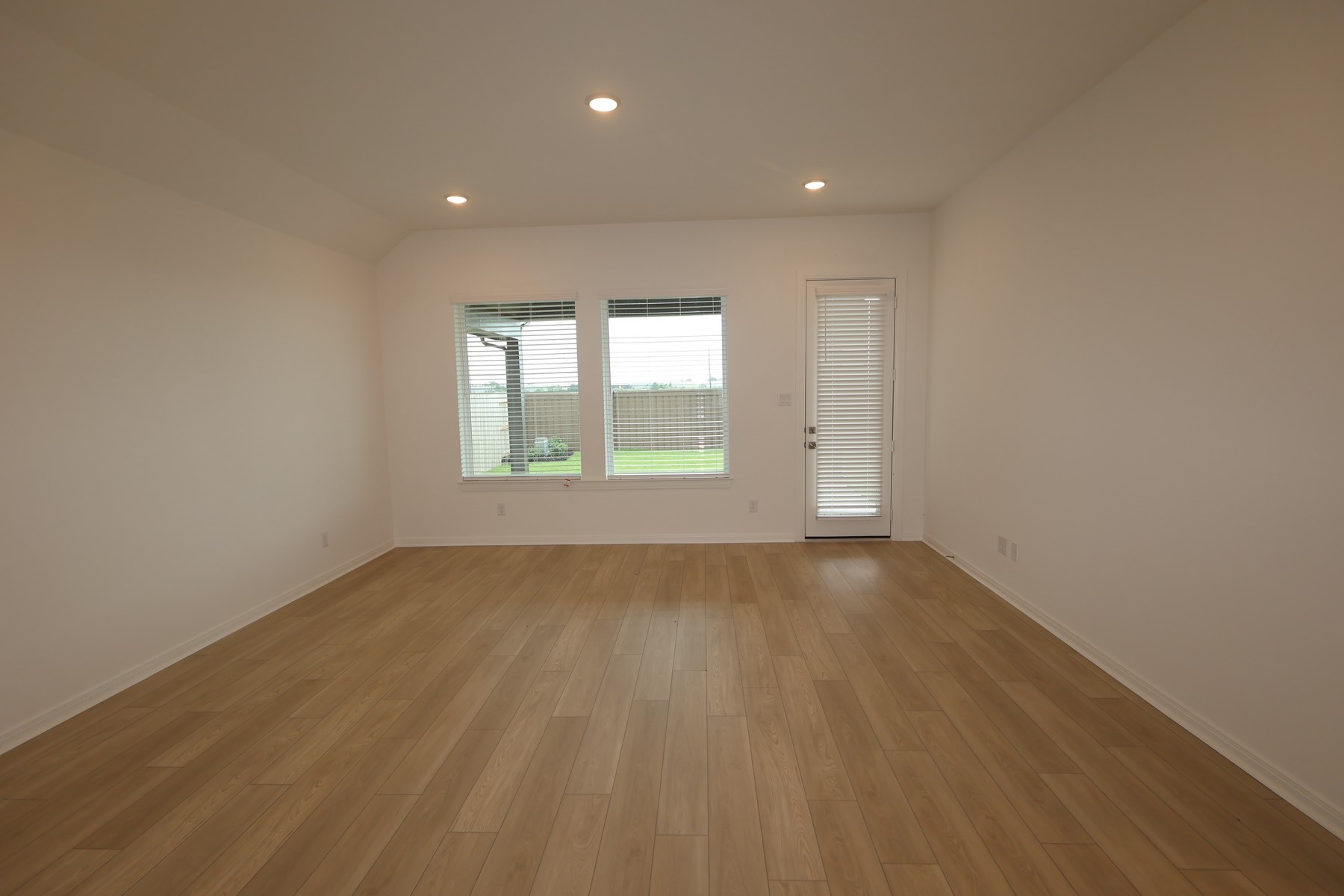134 Afton June Drive Rosenberg, TX 77471 - Photo 8 of 17 an empty room with a window