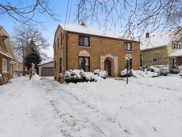 $318,000 | 1025 North 15th Street, Manitowoc, WI 54220