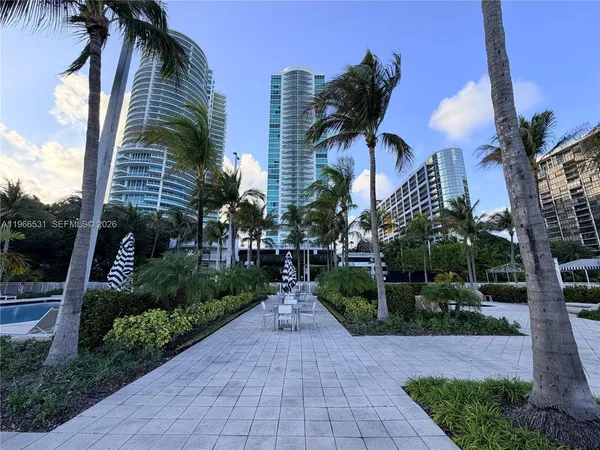 $3,000 | 2101 Brickell Avenue, Unit 2202, Miami, FL 33129