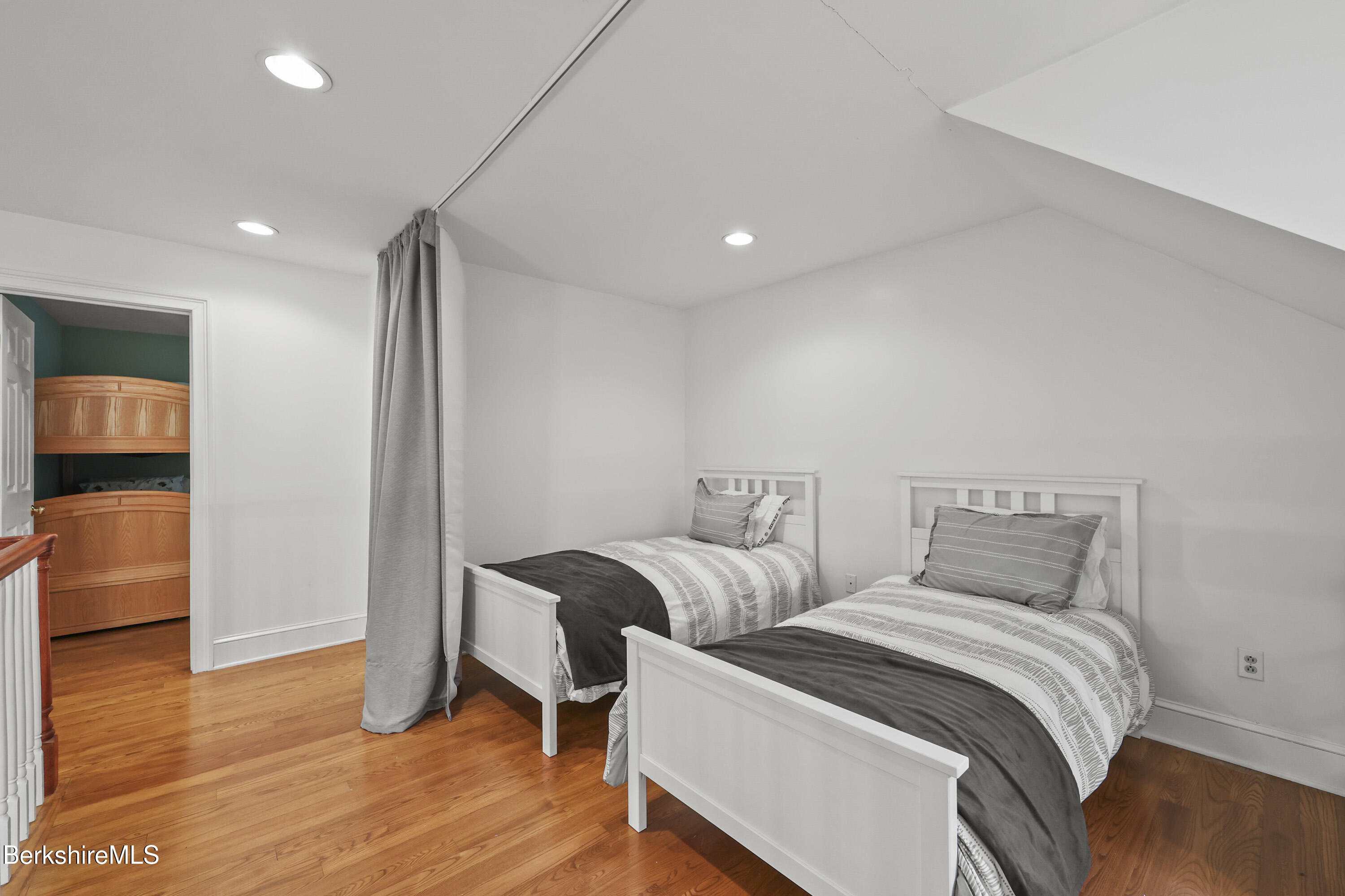 905 W Road Sheffield, MA 01230 - Photo 33 of 60 220 Second Floor Landing