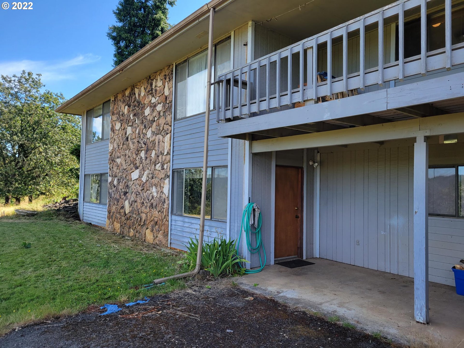 752 Cooper Creek Road Sutherlin, OR 97479 - Photo 2 of 10 a front view of a house with garden