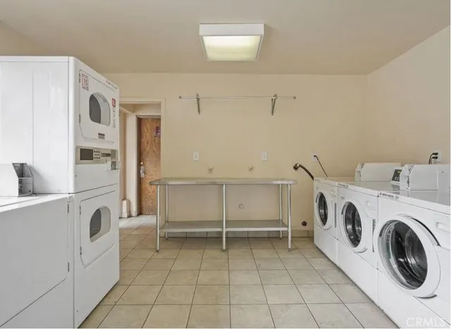 a view of a house with backyard and garden