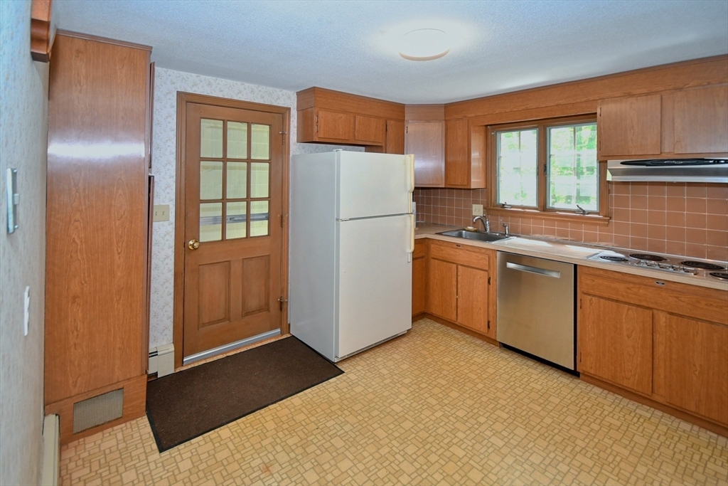 4 Applecrest Road Andover, MA 01810 - Photo 7 of 32
