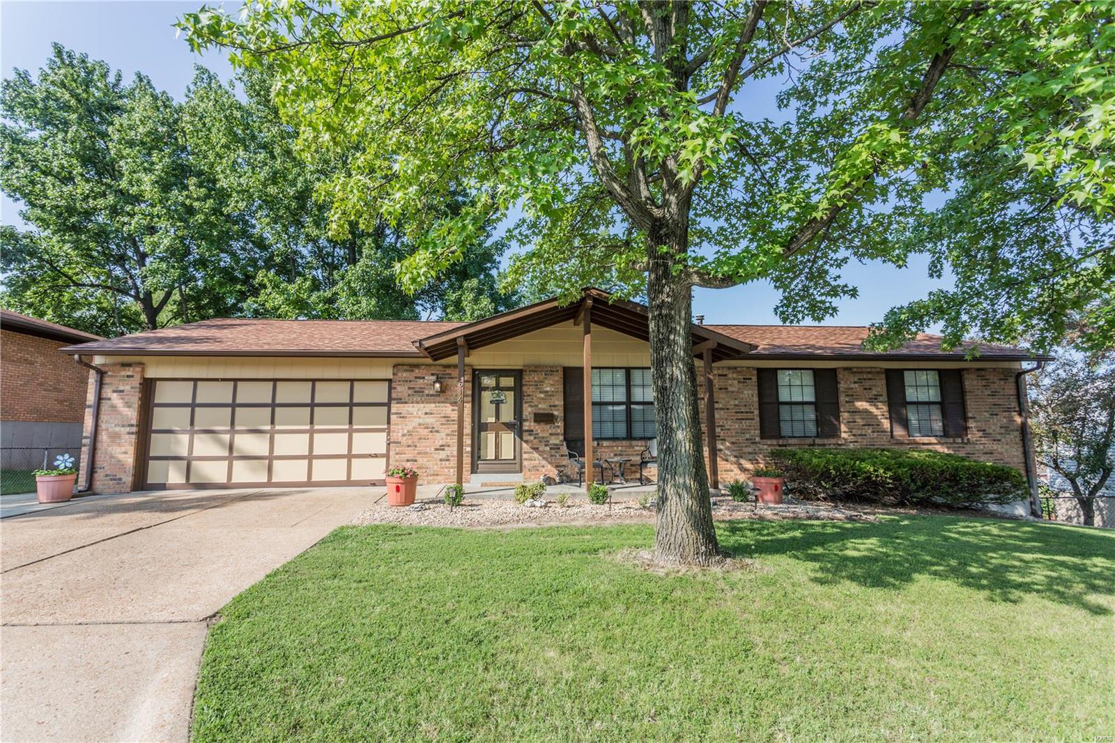 614 Reavis Barracks Road St. Louis, MO 63125 - Photo 1 of 12