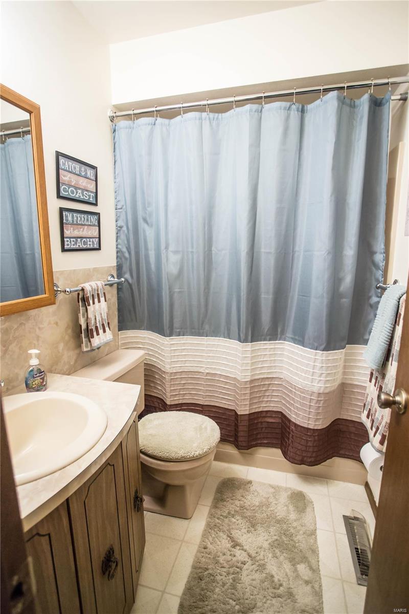 614 Reavis Barracks Road St. Louis, MO 63125 - Photo 5 of 12