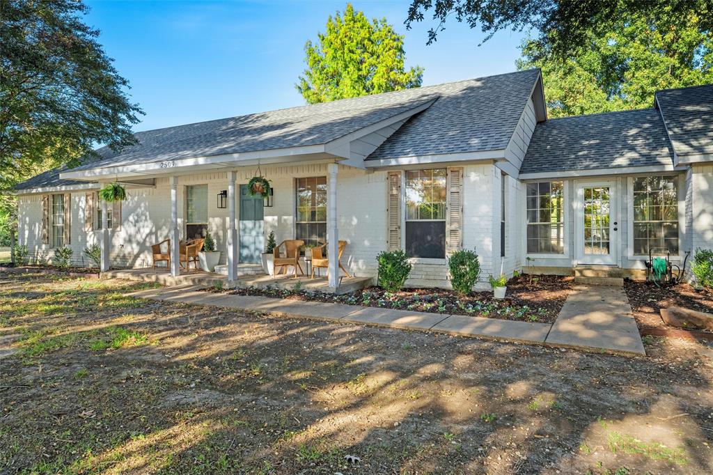 a view of a house with backyard
