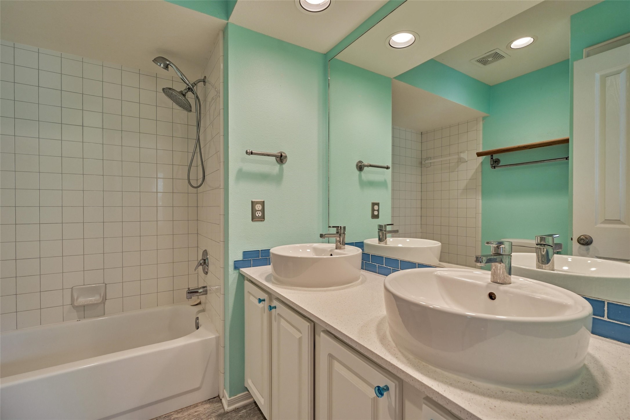 59 West Gaslight Place Spring, TX 77382 - Photo 39 of 47 Primary Bath with double sinks.