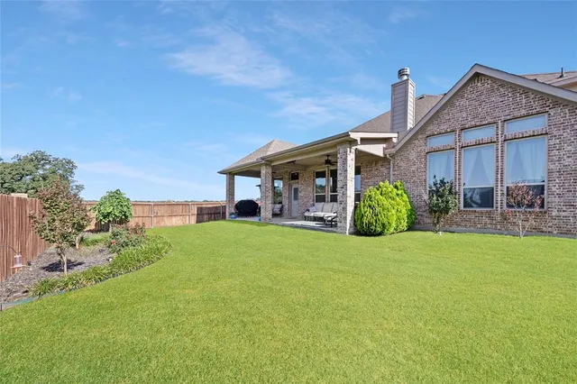 a view of a house with backyard and porch