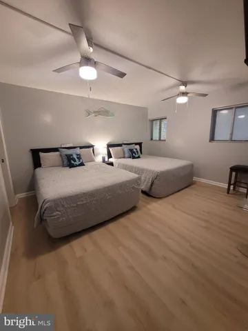 a bedroom with double bed and a ceiling fan