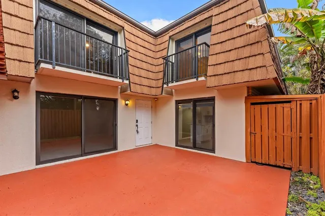 a view of a backyard with pathway