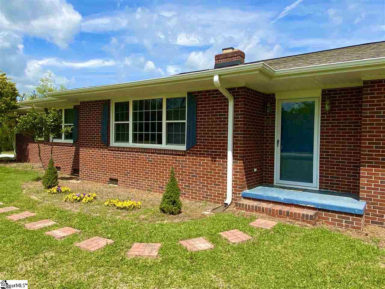 1725 Crawford Road Gray Court, SC 29645 - Photo 2 of 36