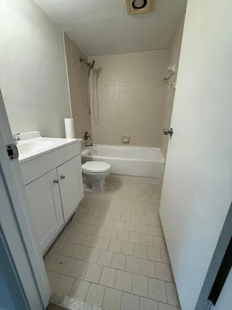 $1,950 | 2000 Springdale Boulevard, Unit 204, Palm Springs, FL 33461