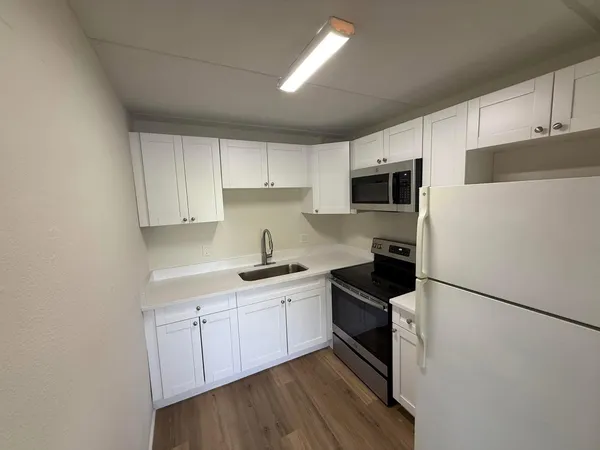 $1,950 | 2000 Springdale Boulevard, Unit 204, Palm Springs, FL 33461