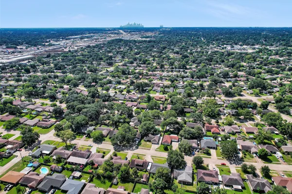 $300,000 | 1102 Mosher Lane, Houston, TX 77088