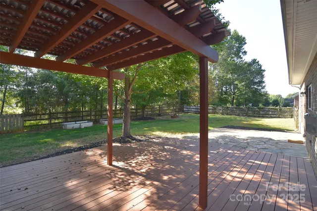 a view of a back yard