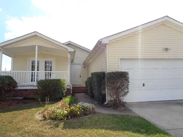a view of a house with backyard and garden